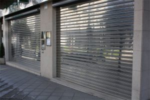 Установка металлических рулонных штор в Валенсии